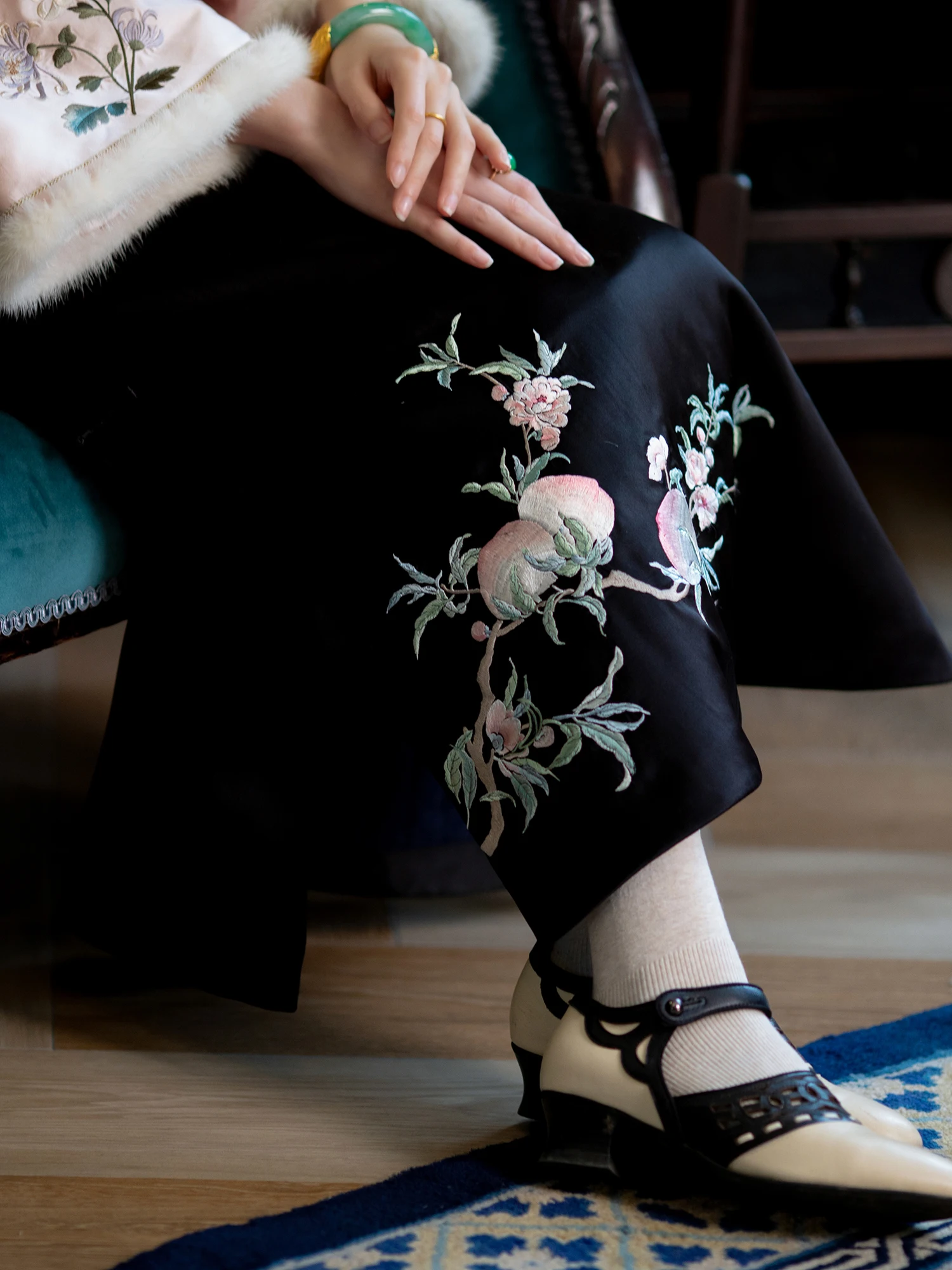 

Элегантная винтажная юбка миди из шелкового атласа с вышивкой цветами сливы, универсальная, на хлопковой подкладке, всесезонная, модная юбка в стиле Ханьфу