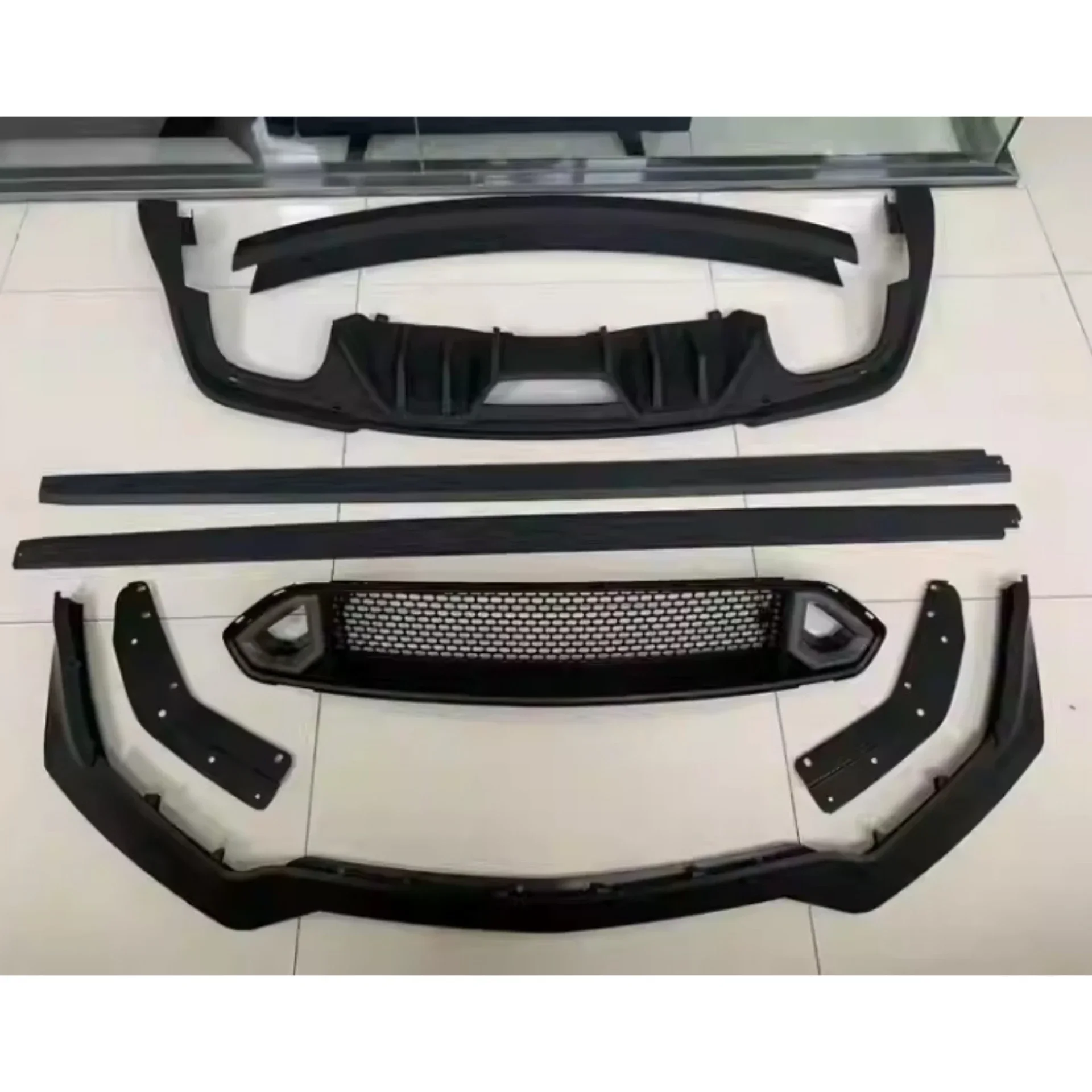 

Передняя и задняя губа, боковая юбка, задняя решетка крыла с подсветкой для Ford Mustang 2018-2022, модифицированный новый стильный комплект кузова, автомобильные аксессуары