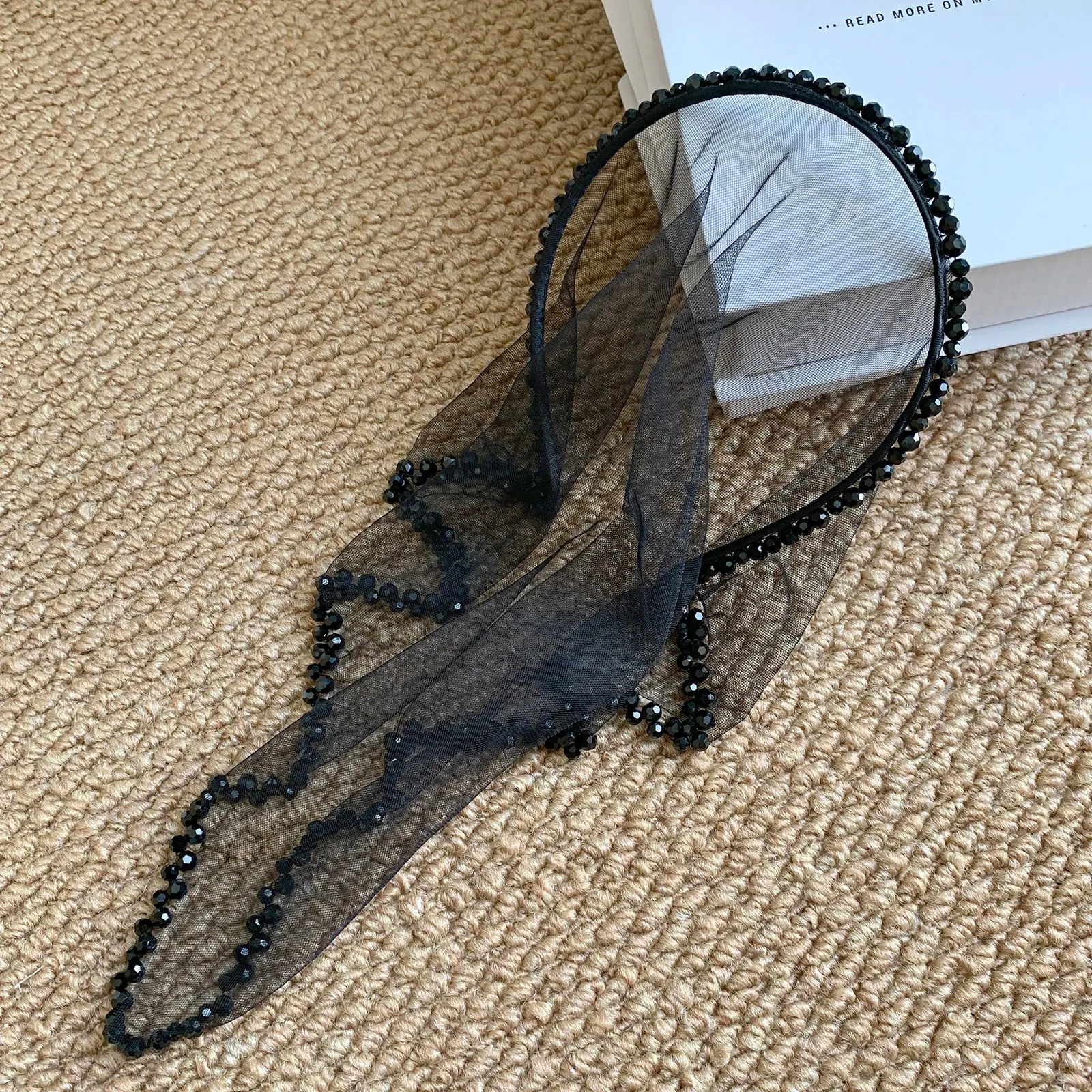Elegantes Netz-Stirnband mit gewelltem Kristallbesatz, ein vielseitiges Haaraccessoire für Hochzeiten, Bälle, Bankette und Cocktailpartys. – Detail 5