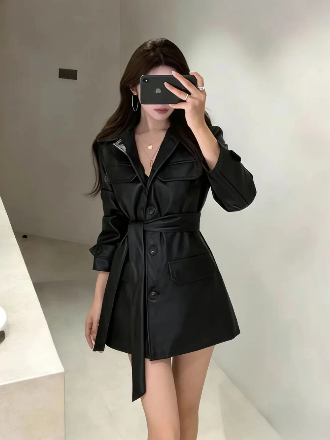 

Стильная черная женская куртка из искусственной кожи, новая весенняя модная модель с поясом, средней длины, в байкерском стиле, привлекательная, винтажная, с длинными рукавами