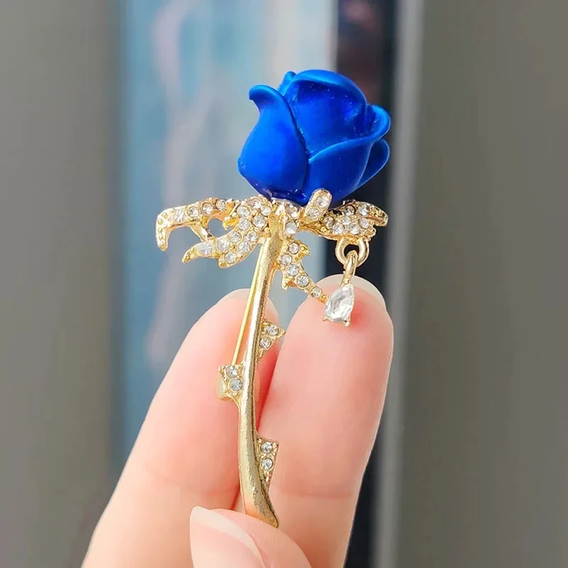 Elegant 3D Bule Color Rose Tulip Brooches for Women Men Rhinestone Flower Lapel Pin Wedding Party Badge Valentines Gifts