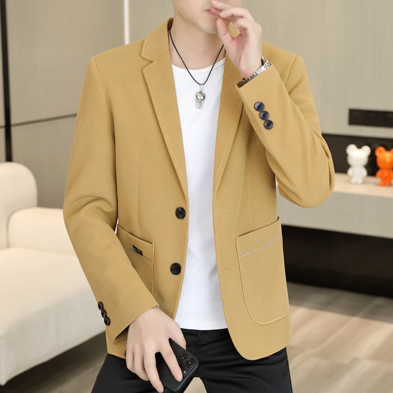 Nowa, wysokiej jakości marynarka biznesowa w stylu casual na jesień i zimę to modny i stylowy garnitur męski o prostym kroju.