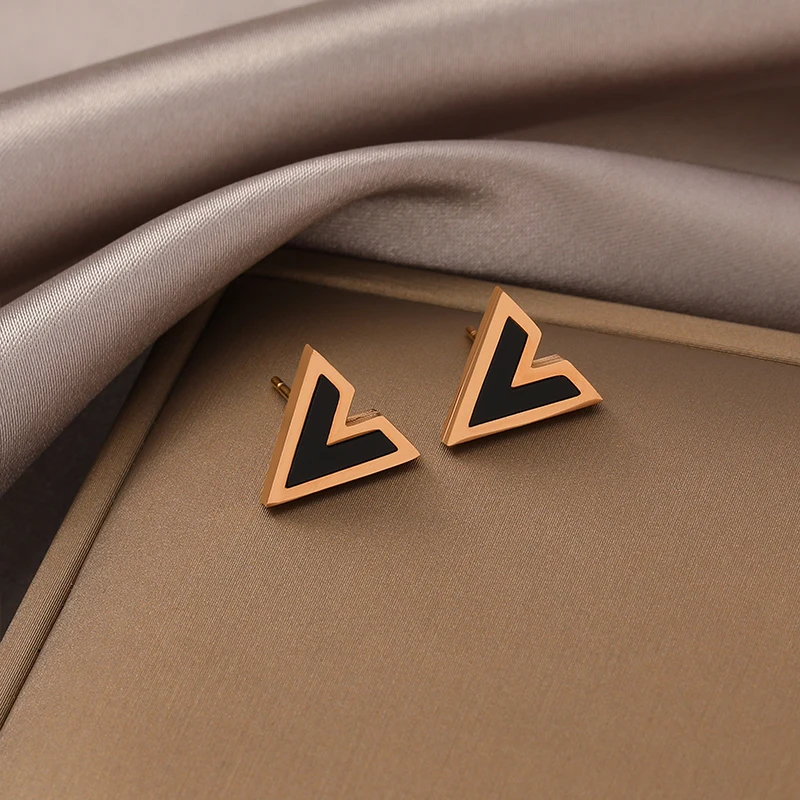 Fashion Classic Exquisite Luxury High Quality Titanium Steel Geometric Letter Earrings Gift Shower Women Jewelry Earrings 2022