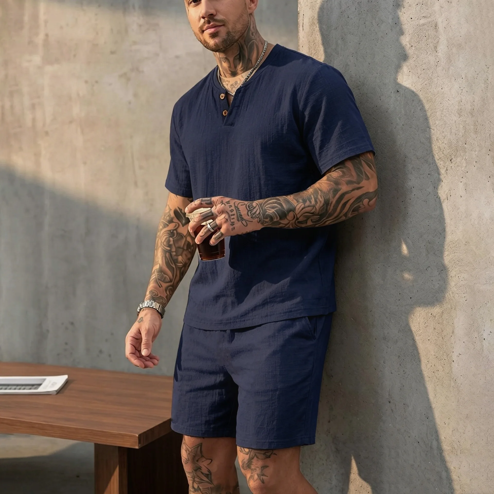 2026 Sommer Europäisch-Amerikanisches Herren-Leinen-Henley-Polo-Zweiteiler-Set: Lockeres Kurzarm-T-Shirt mit passenden Shorts – Atmungsaktives Urlaubsoutfit – Detail 14