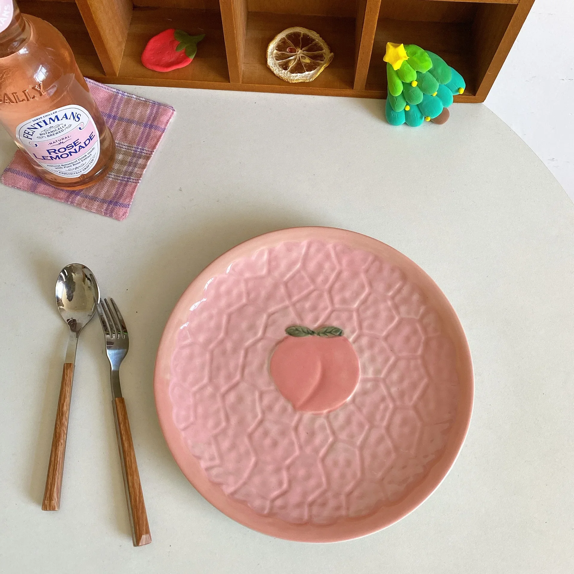 New Series Hand-Painted 8-Inch Peach And Strawberry Relief Plate Japanese-Style CuteAfternoon Tea (A1241-JYF)