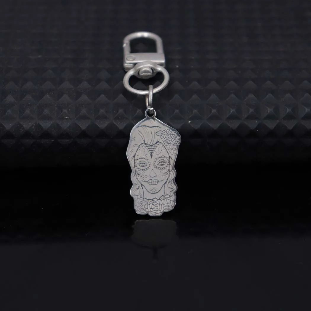 New stylish stainless steel electroplated corrosion-resistant portrait pendant keychain - simple and versatile accessory that go