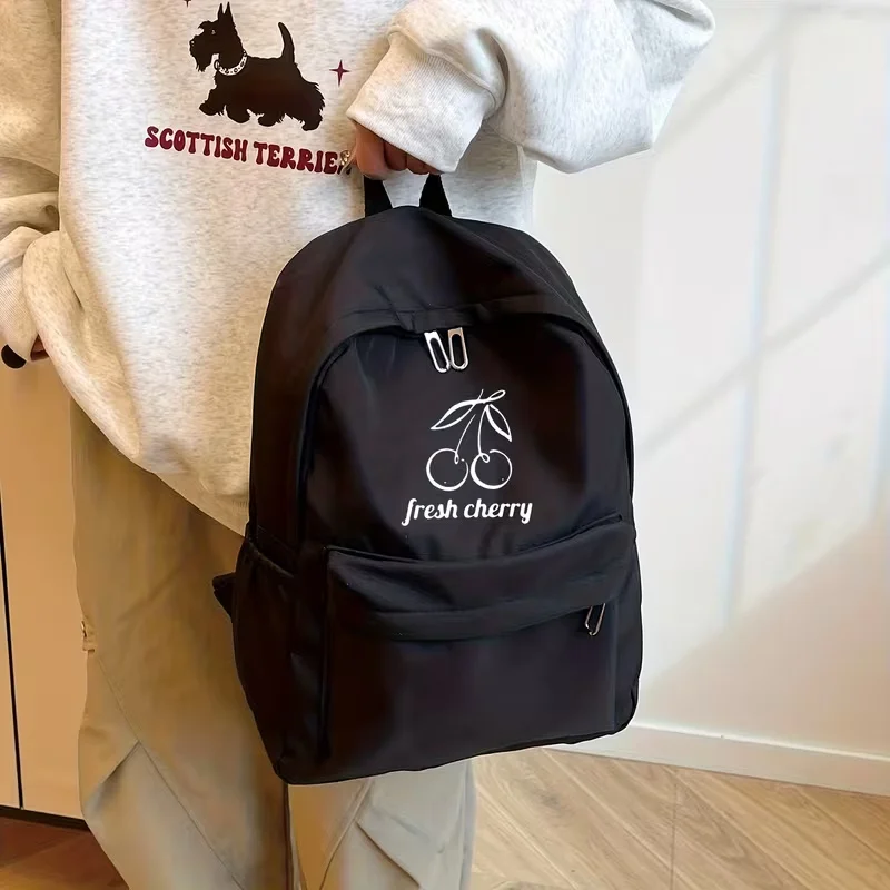 

Вместительный, повседневный и универсальный рюкзак, идеально подходящий для школьного сезона, украшенный простым принтом с логотипом в виде вишни.