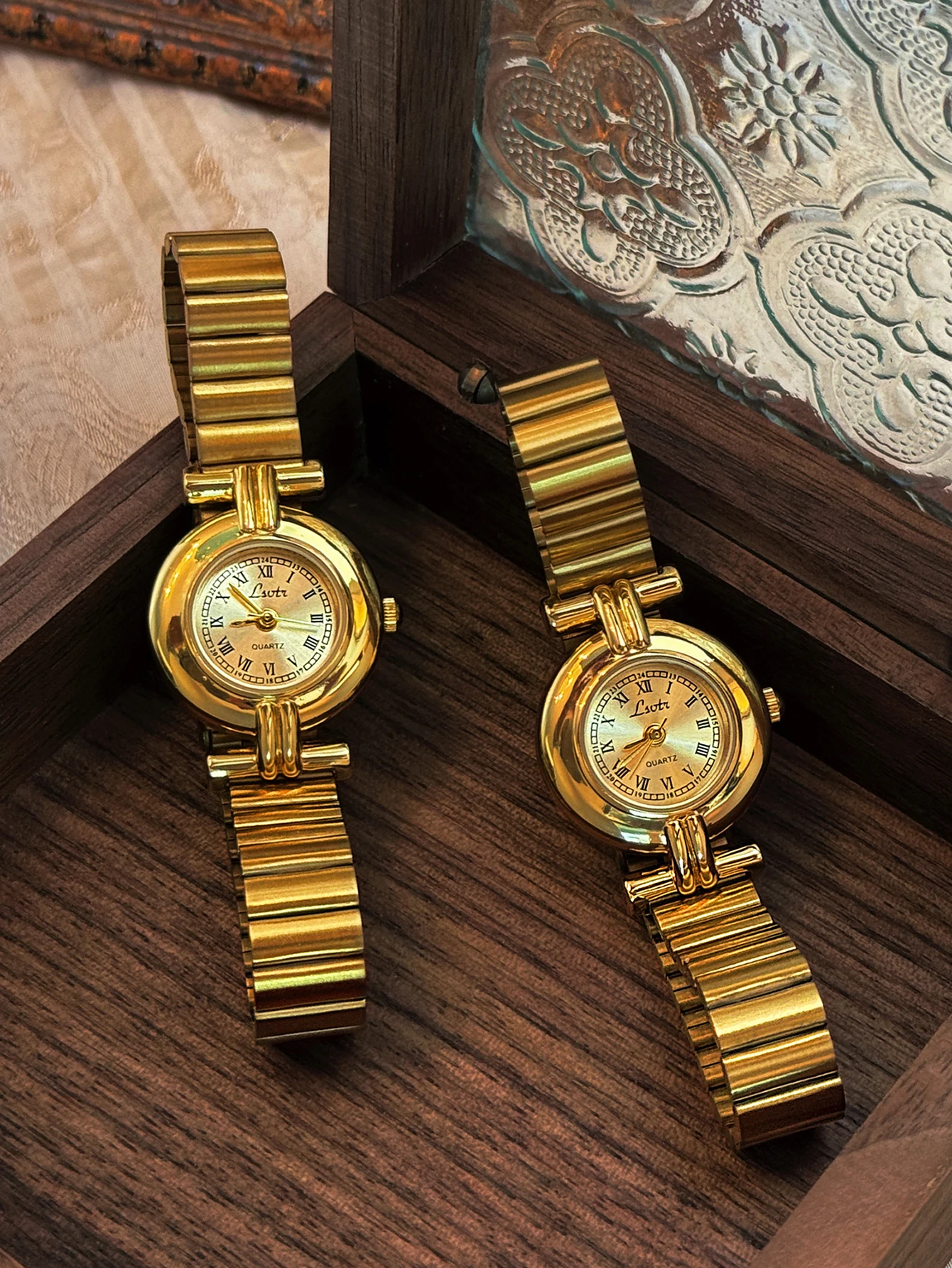 

1 Piece of French Retro Gold Small Dial Women's Watch, Fashionable, Elegant, Exquisite, Compact Waterproof Quartz Watch, Suitable for Daily Wear, Dinner and Other Occasions, Decorative Wrist Roman Scale Dial Women's Watch