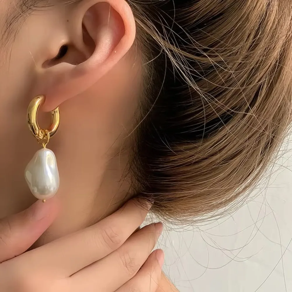 Easy to Wear Gold/Silver Drop Earrings Vintage Elegant Round Earclip Baroque Pearl Earrings for Women