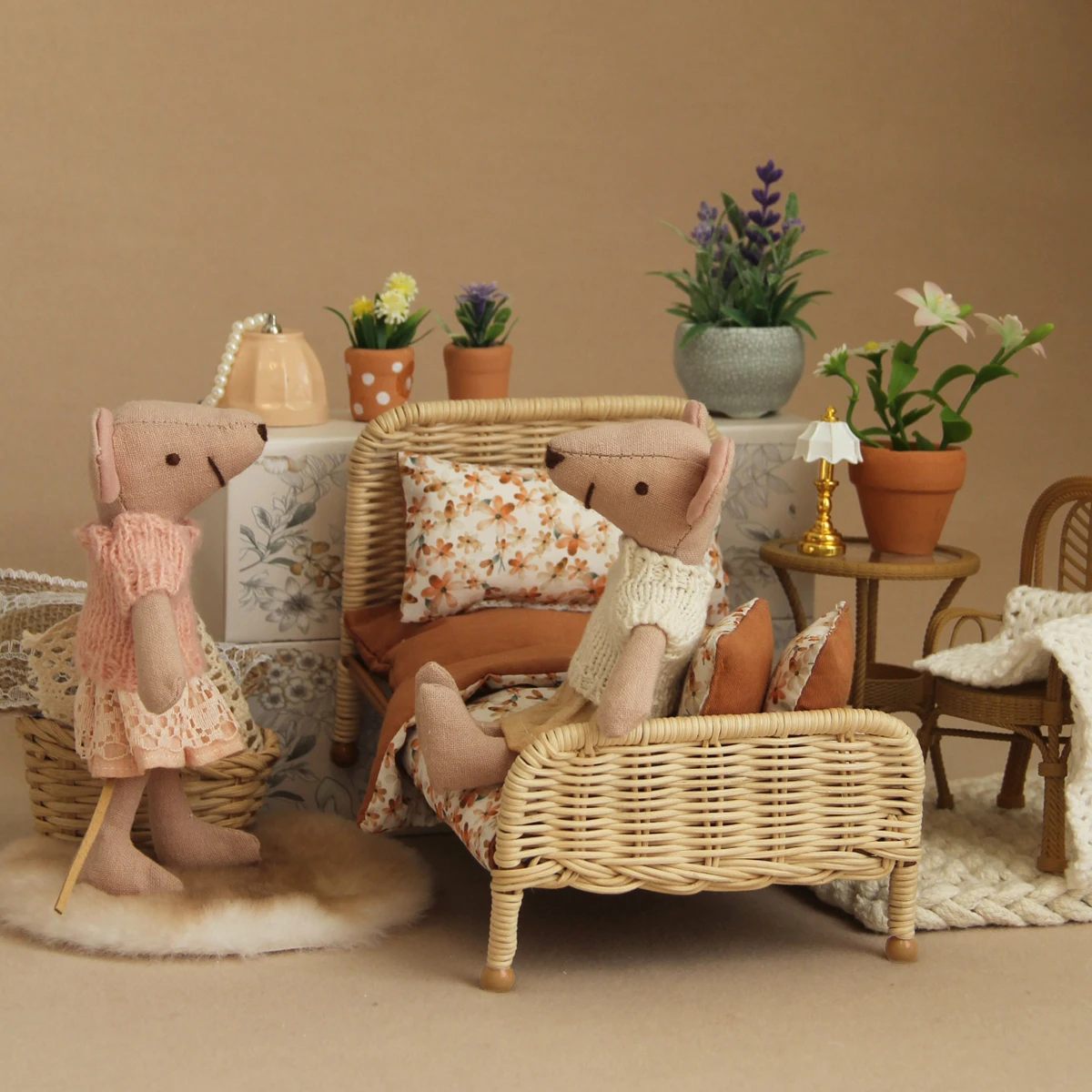 1:12 Miniatur-Kinderbett aus simuliertem Rattan mit Bettwäsche, dreiteiliges Set, geeignet für Kinderspielhaus-Dekoration