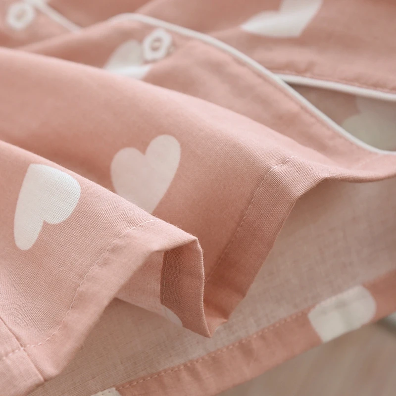 طقم بيجامات نسائي مطبوع عليه قلب لطيف قماش ناعم قابل للتنفس مريح في الارتداء بأكمام قصيرة وأزرار علوية متطابقة Pjs