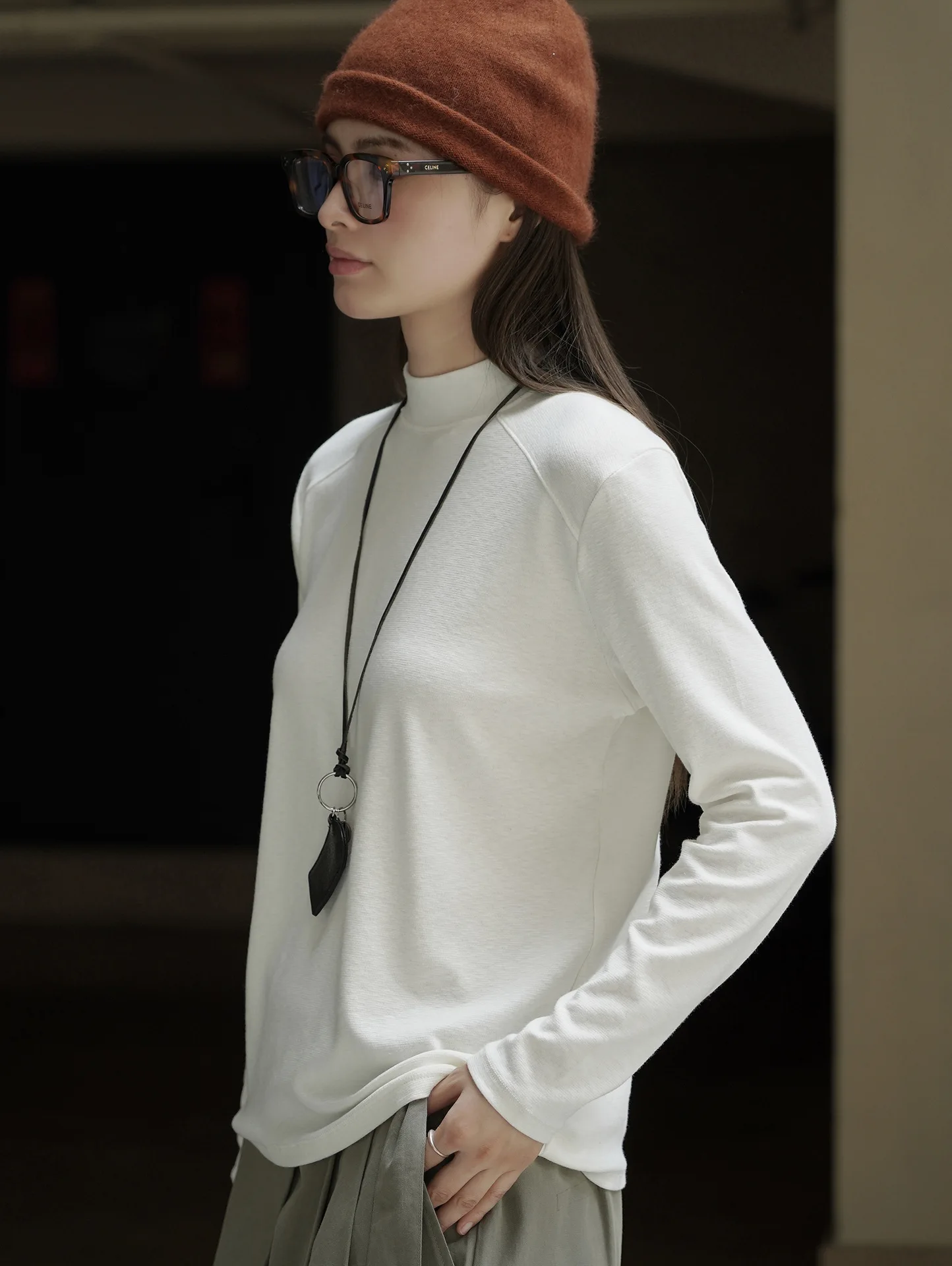 

Повседневная и минималистичная футболка с полувысоким воротником и длинными рукавами, удобный для похудения и приятный для кожи топ для женщин.