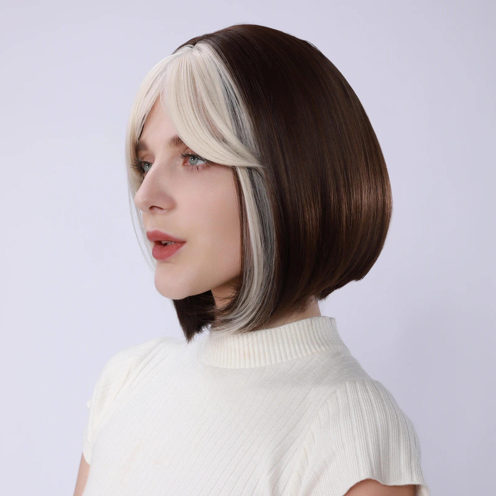 

1 женский парик, выполненный из термостойкого синтетического высокотемпературного волокна, с естественной объемной укладкой и эффектом укладки, сохраняющейся при движении.