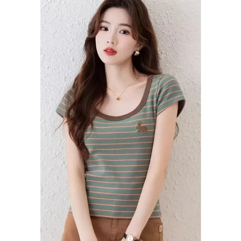 

Летняя женская полосатая футболка с широким вырезом, контрастной отделкой и мини-вышивкой кролика, приталенная, повседневная, зеленая/коричневая, укороченная