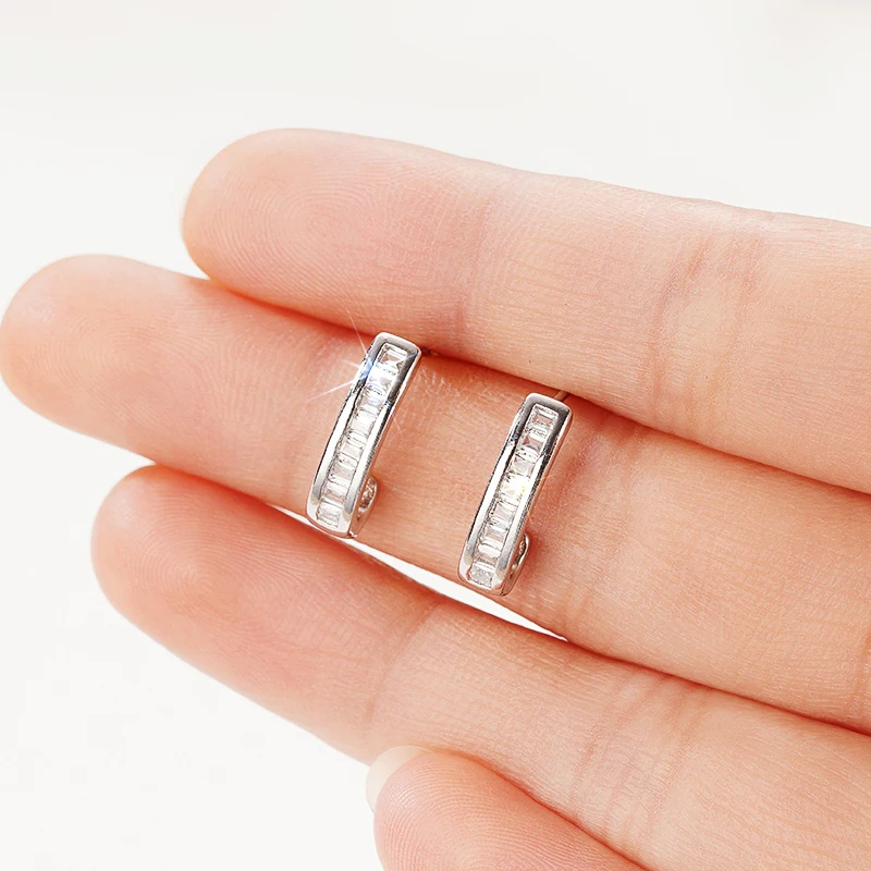 Huitan Simple Fashion Damen-Ohrstecker mit kubischem Zirkonia, silberfarben, trendiger, vielseitiger Schmuck für den täglichen Gebrauch