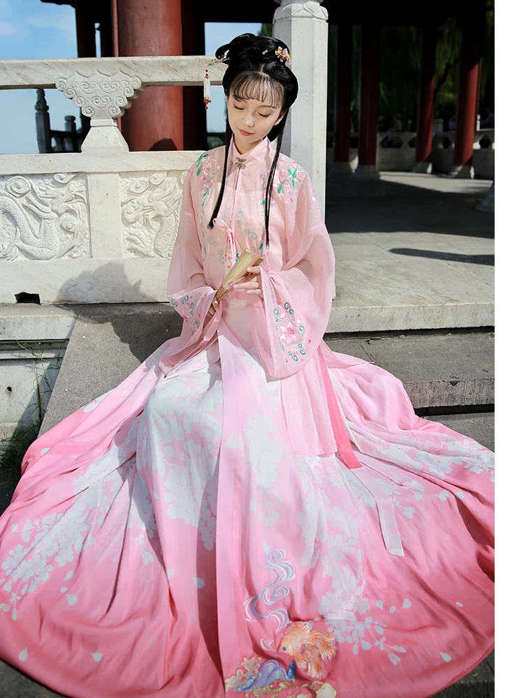 

Женская одежда Ханьфу: Дизайн «Десять живописных мест Западного озера» с вертикальной застежкой на пуговицах и элементом «Занавес» для обзора из Цветочного порта