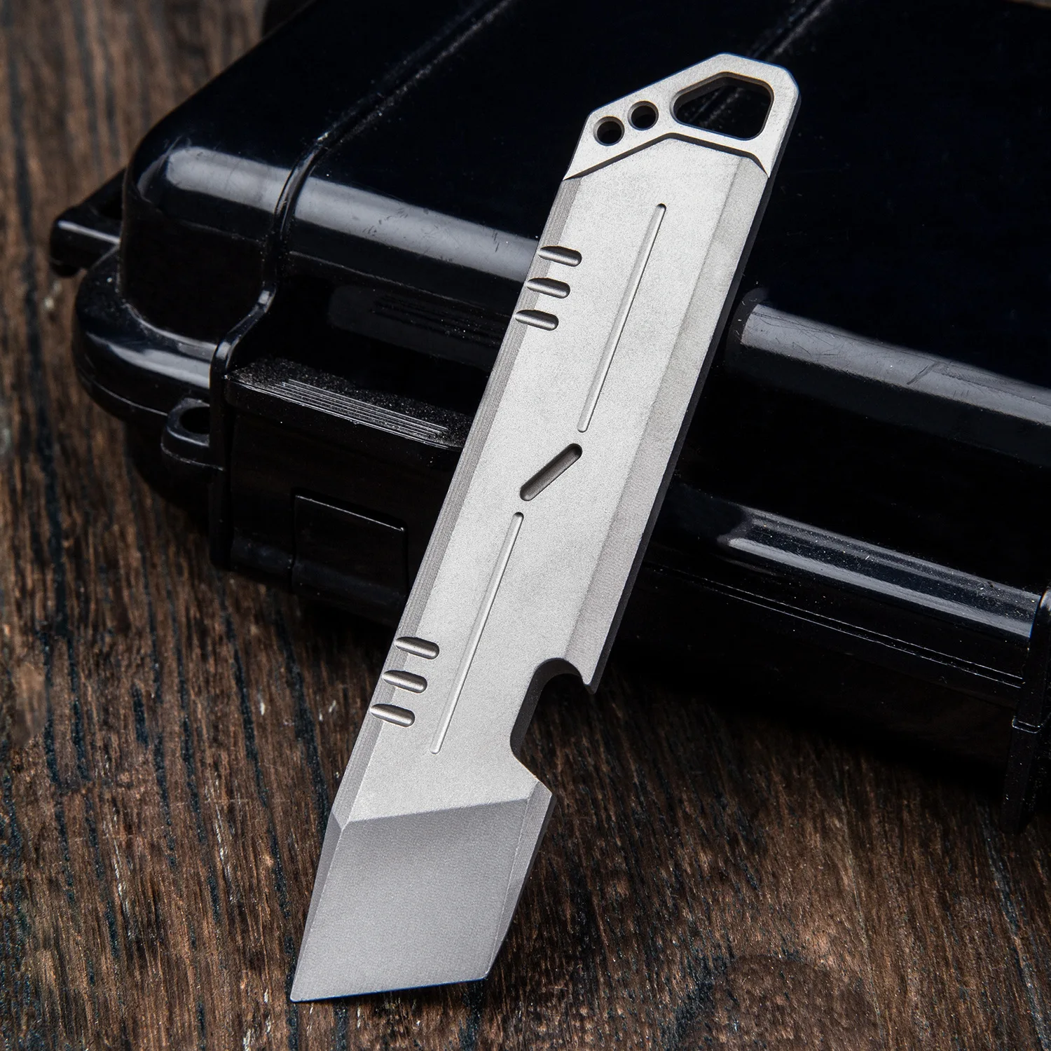 Titanium Alloy Pry Bar Multifunctional Screwdriver Finger Gyro Bottle Opener Car Window Breaking Keychain Tool