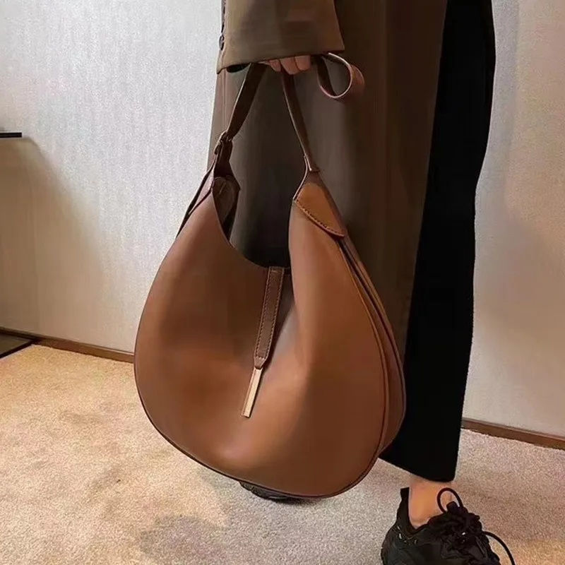 Niche Design Retro Dumpling Bag, Fashionable New Large-capacity Commuter  for Women, Simple and Versatile, High-end Shoulder Bag