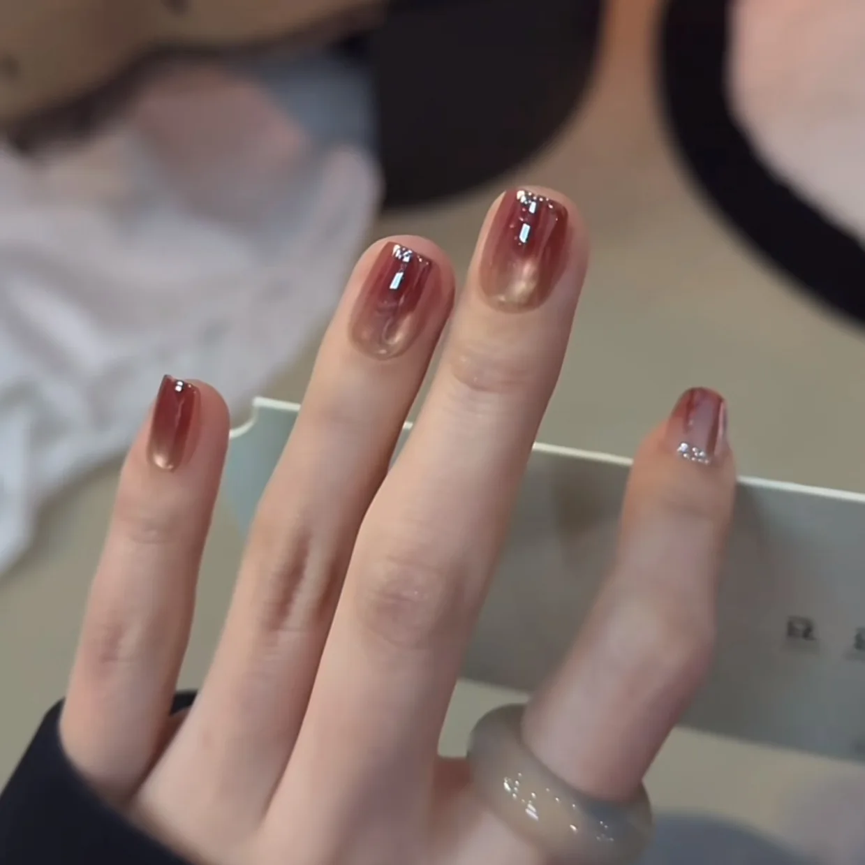 

Искусственные ногти с перламутровым градиентом — база «кошачий глаз» с эффектом чайного желе и персиково-золотым сиянием, ручная работа, изящные и прозрачные