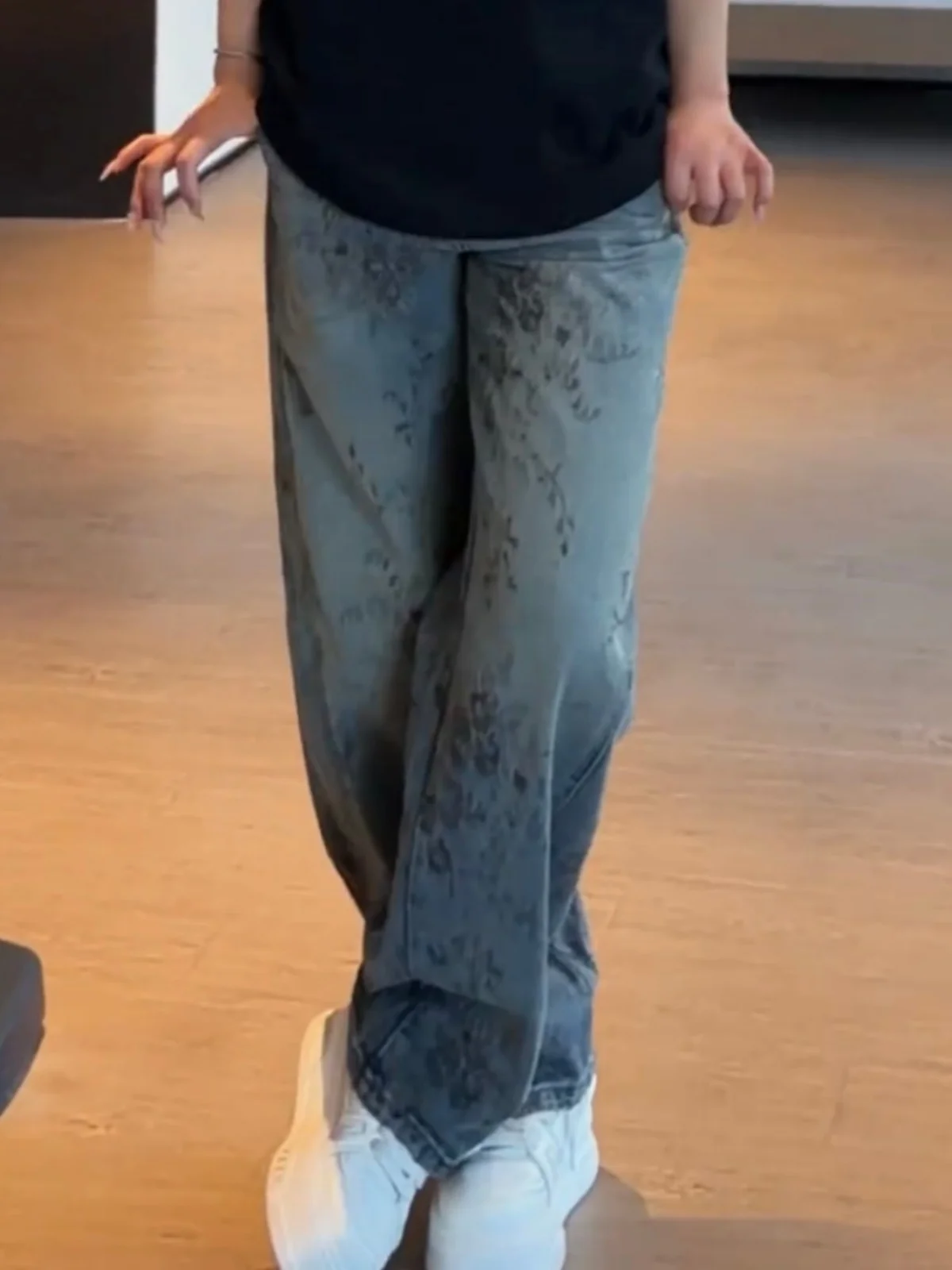 

Spring Season Men's Casual Straight Leg Jeans Floral Embroidery Vintage Watercolor ket Knife Design Breathable Comfortable