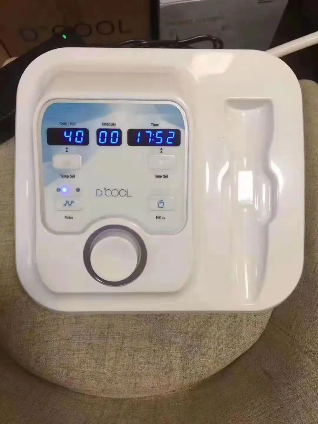 Portable Cold and Hot Hammer Dcool Massager Electroporation Device for Skin Lifting Rejuvenation