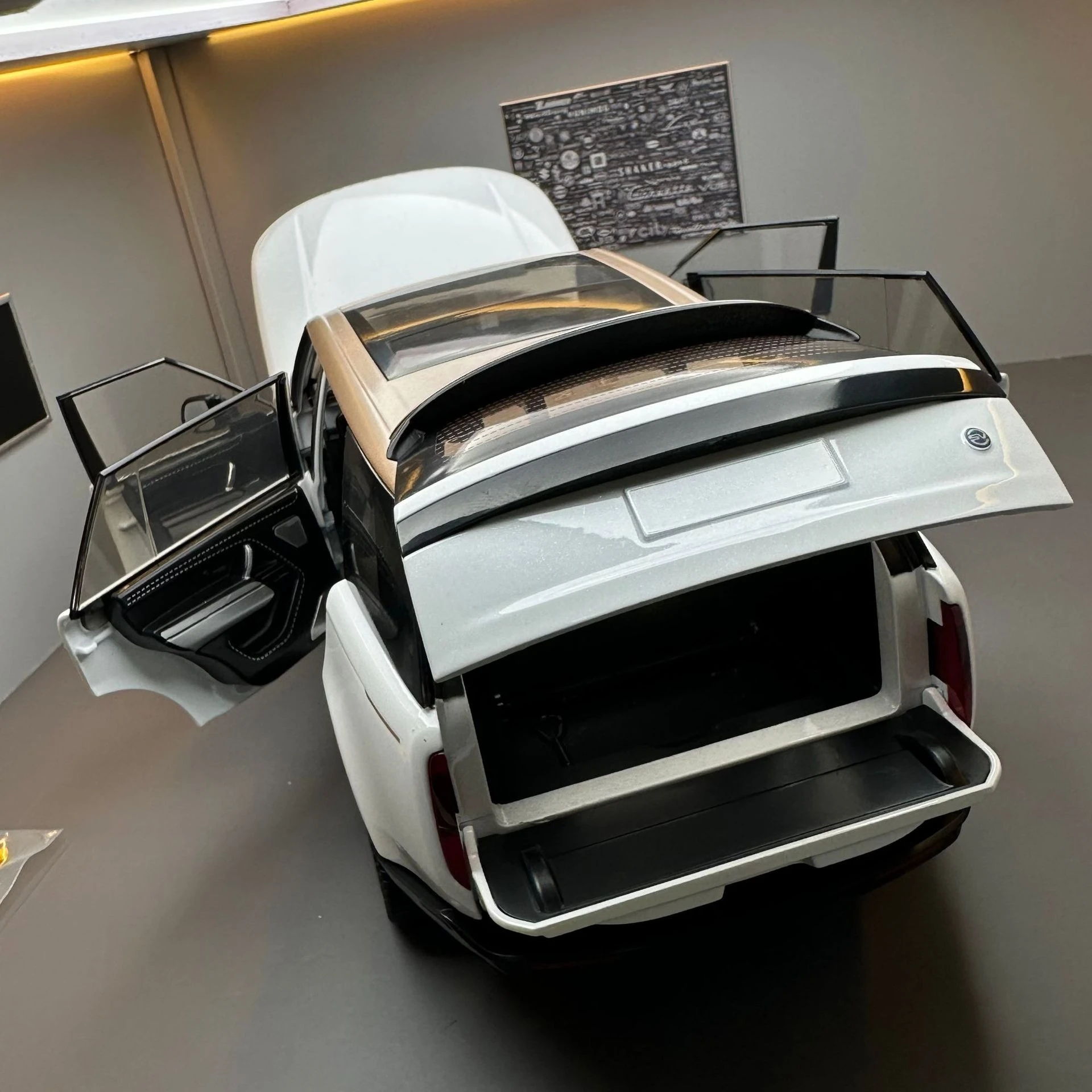 1:18 2022 SV SUV large alloy off-road vehicle model car ornaments collection acousto-optic pull back kids toy car rich details