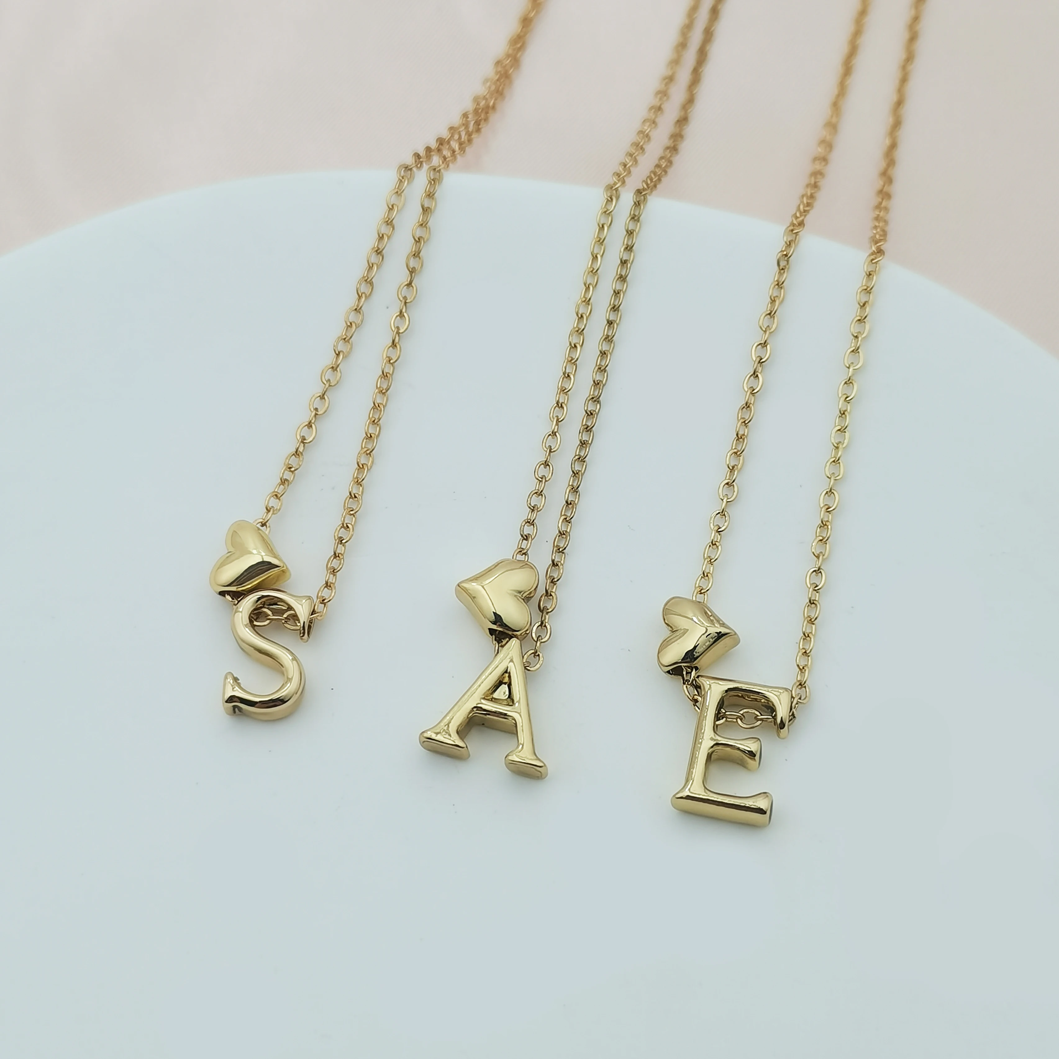 Selling 26 letter love necklace uppercase letter ladies gift Gold love pendant hundred matching letter necklace