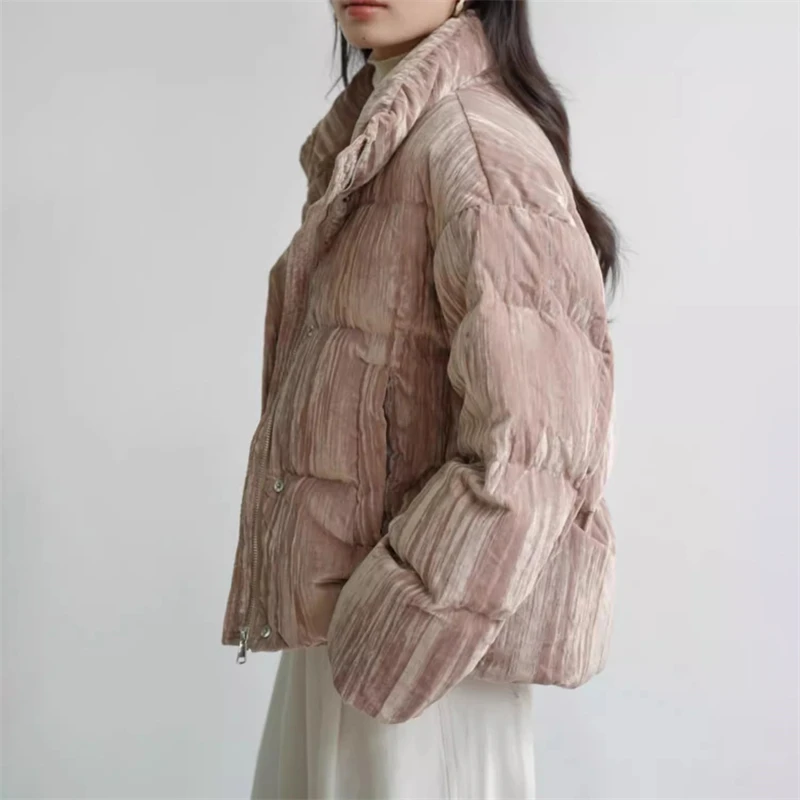 Chaqueta de plumón cálida y gruesa de terciopelo con cuello levantado para mujer, abrigo de plumón de pato blanco corto ajustado a la moda de alta calidad, novedad de invierno de 2025