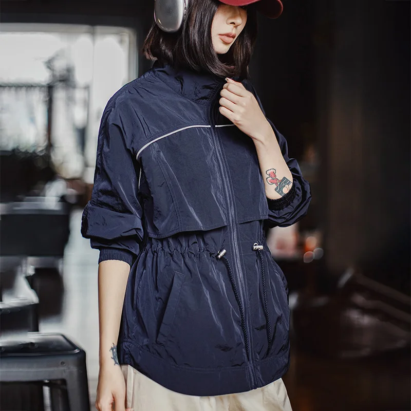 Damska lekka kurtka wiatrówka Maden z krótkim kołnierzem stójką, granatowa parka z kontrastowymi elementami i regulacją w talii, idealna na wiosnę i jesień.