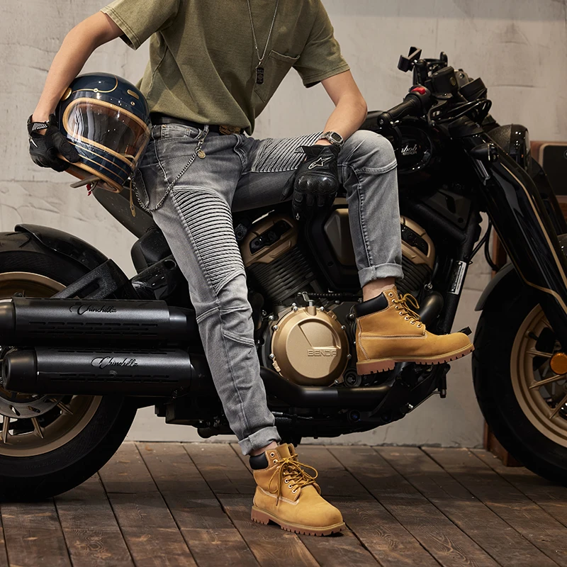 Jeans de moto au design plissé pour hommes, coupe couvertes, coutures artisanales cool, tendance haut de gamme, nouveau