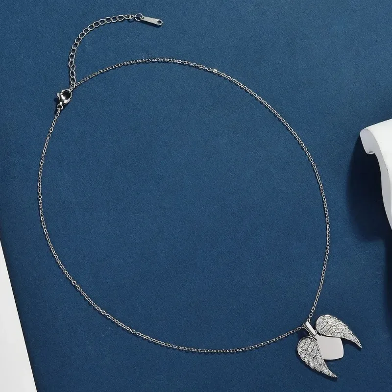 ファッショナブルでトレンディなネックレス、ハート型のウィングネックレスは、女性向けのスタイリッシュなハート型の鎖骨ネックレスです。