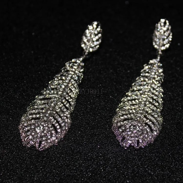 ヨーロッパとアメリカの誇張された装飾ネックレス、ダイヤモンドの羽のイヤリングがいっぱいのディナーアクセサリーセット