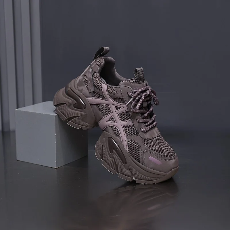 أحذية الركض الخفيفة الفاخرة الناعمة ذات النعل الناعم لزيادة الارتفاع أحذية الأب للنساء خفيفة الوزن قابلة للتنفس أحذية رياضية كاجوال عصرية
