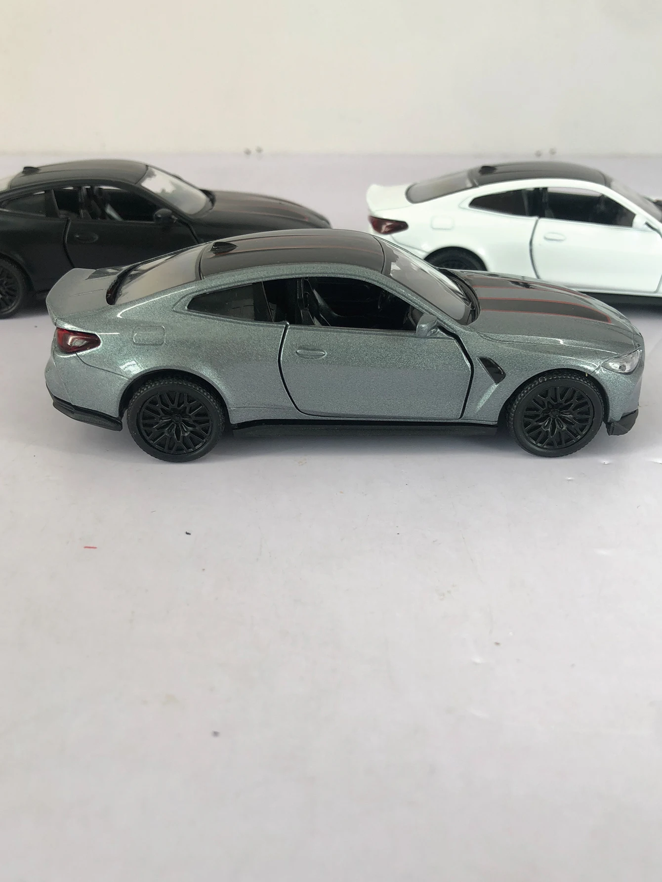 1:36 modelo de carro de brinquedo BMW M4 CSL, com exterior simulado e design de interior requintado. As portas podem ser abertas, presente infantil