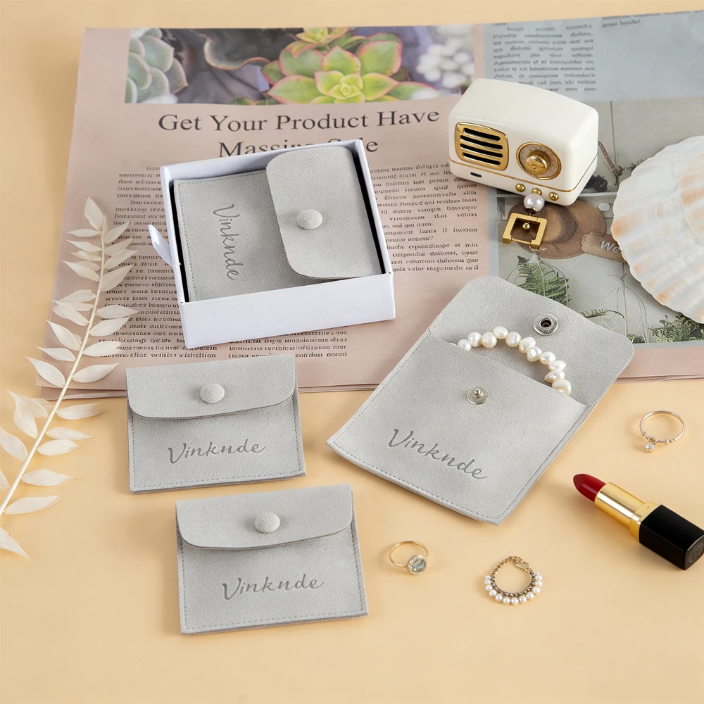 

50 шт. подарочных мешочков из серой микрофибры с тисненым логотипом на заказ, высококачественные пылезащитные пакеты для ювелирных изделий, свадебные подарочные пакеты на кнопке