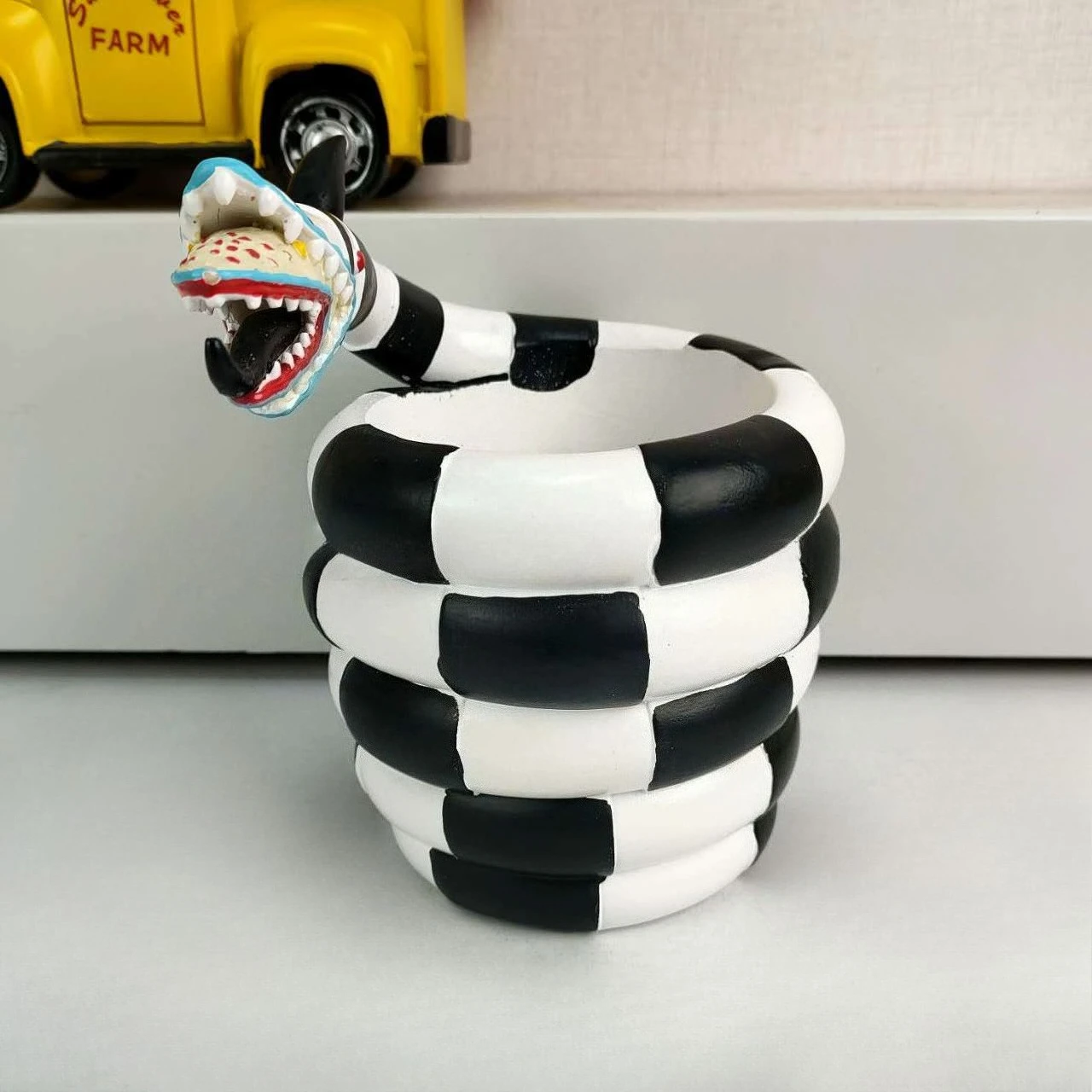 

Black & White Monster Snake Resin Small Pot/Flowerpot/Pen Holder - Cartoon Character Home Decor for Living Room/Courtyard/Garden