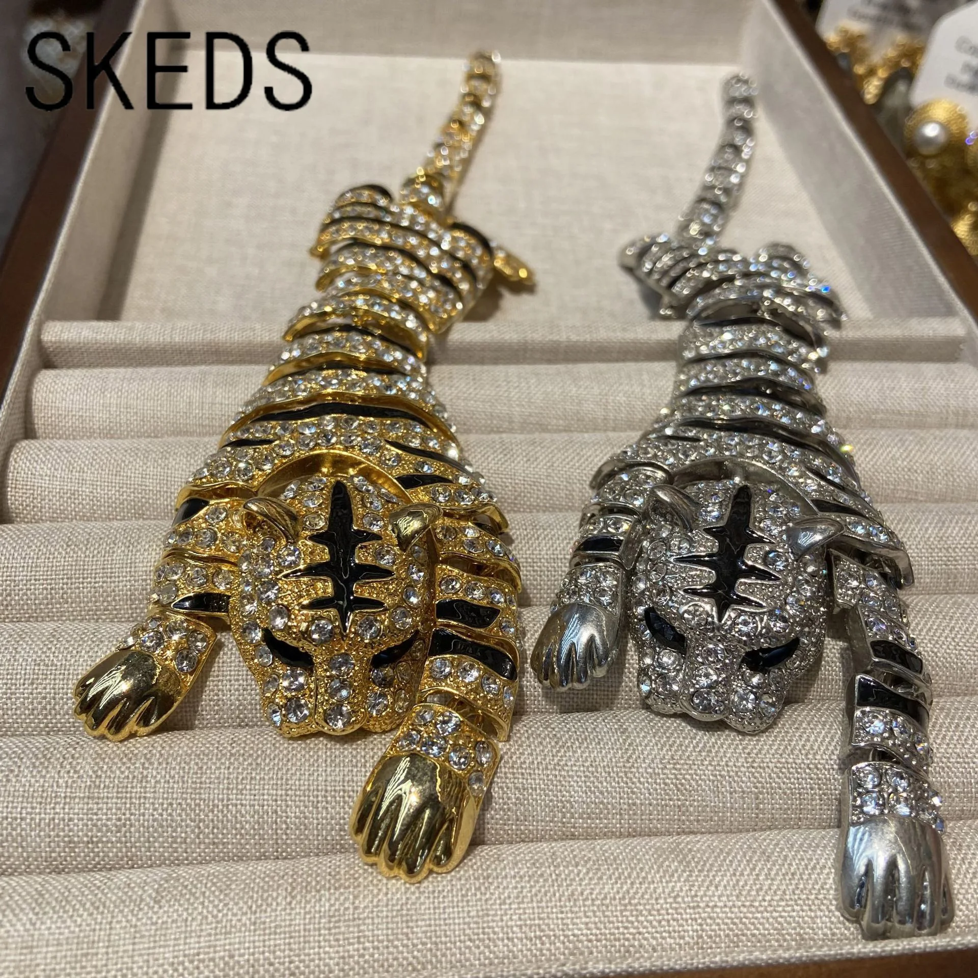 

SKEDS Classic Women Men Shining Crystal Exaggerated Tiger Brooch Badges Fashion Palace Style Animal Accessories Buckles Pin