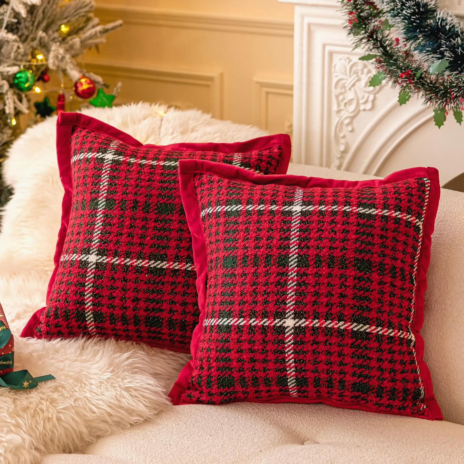 

Red Christmas Checkered Cushion Cover Decorative Pillow Cover for Sofa Christmas Plaid Woven Pillowcase for Festive Occasions