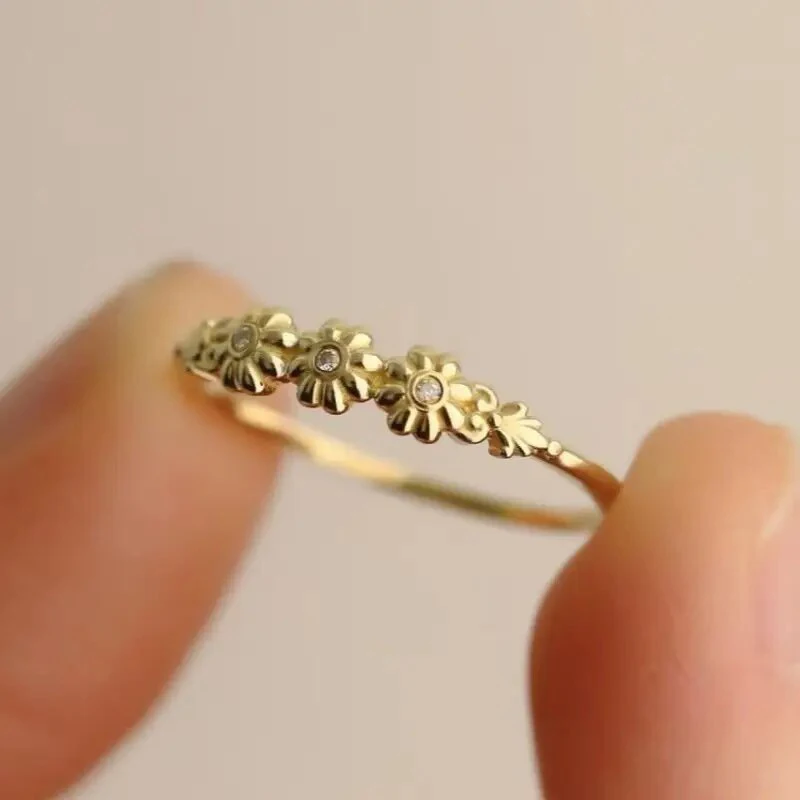 Huitan Goldfarbener, blumenförmiger Damenring, ausgefallene Party- und Hochzeitsaccessoires, eleganter, vielseitiger, frischer Schmuck für den Alltag mit CZ