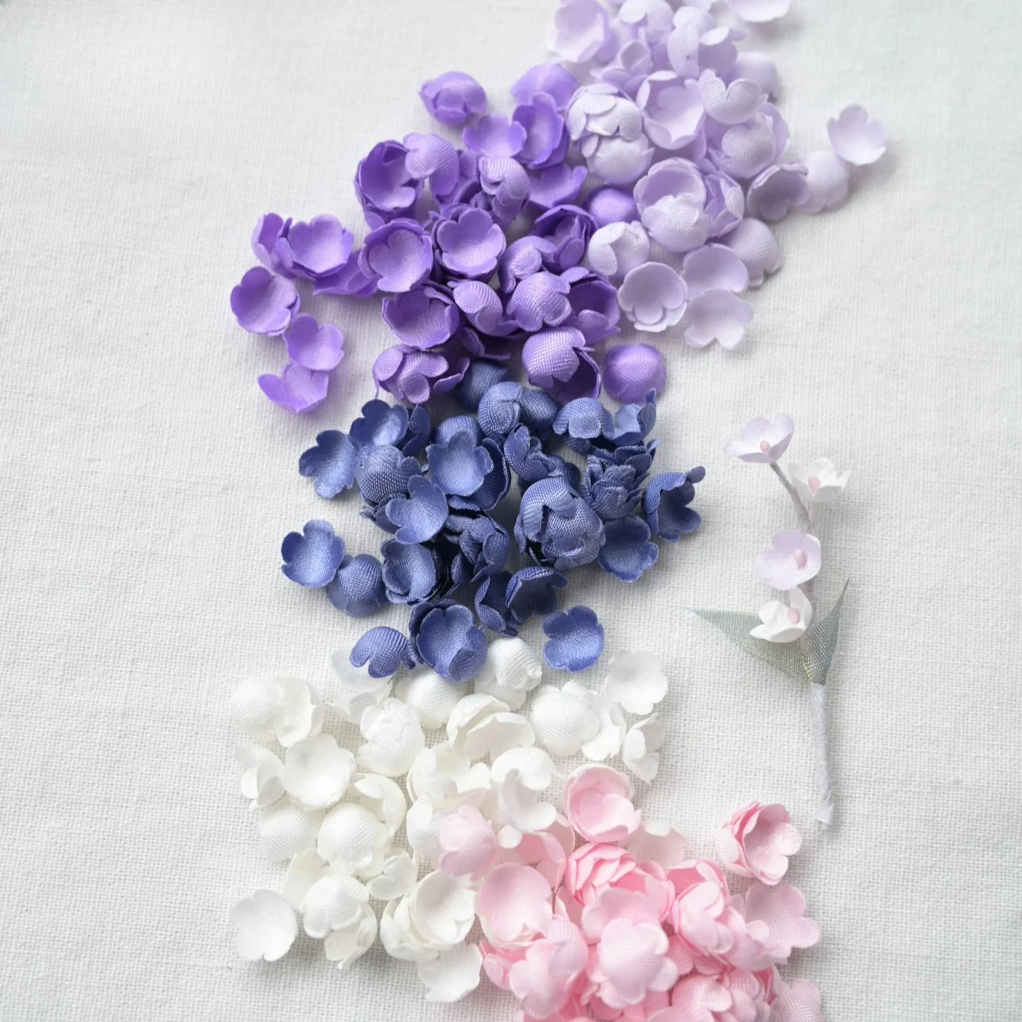 

200PCS/Pack.Satin Pleated Petal Wedding Dress Headwear. Doll Dress Hot Pressed Shaping Material Bell Orchid .3D Fabric Petals