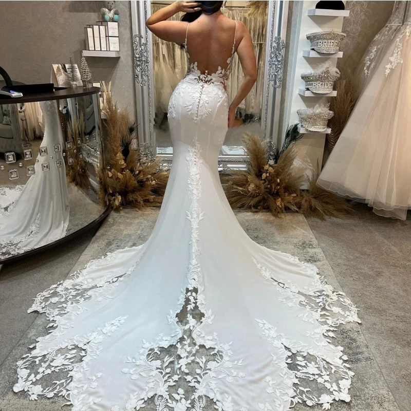 Robe de mariée sirène dos nu, appliques en fibre de dentelle, train de balayage, col en V, bretelles spaghetti, robe personnalisée pour patients