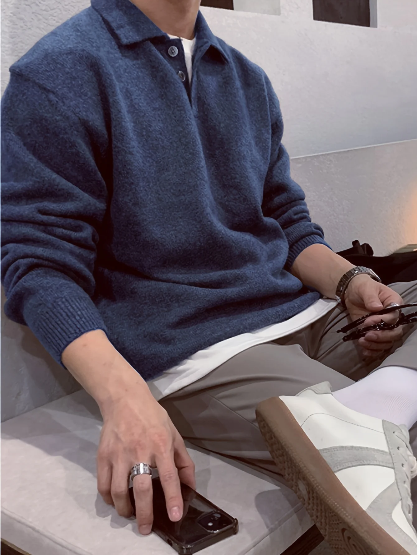 قميص LVLAEA للرجال بأكمام طويلة بلون سادة وياقة بأزرار وياقة خريف وشتاء ملابس مريحة عصرية فضفاضة تناسب نمط المال القديم