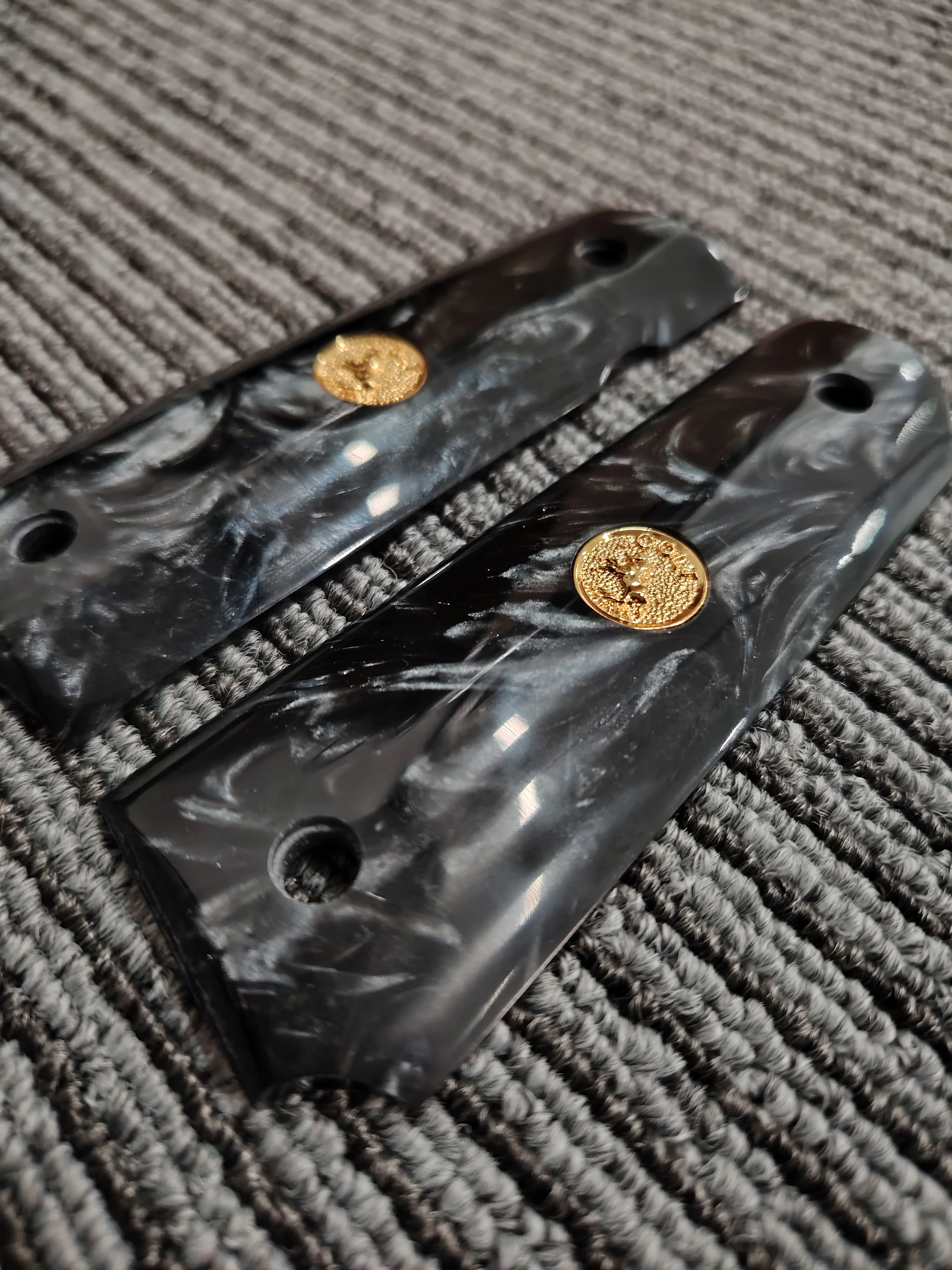 1911 Grips Full Size, Black Pearl Gold Colt Medallion, geschikt voor Colt, Kimber, Springfield, Remington, Rock Island, Government Commander