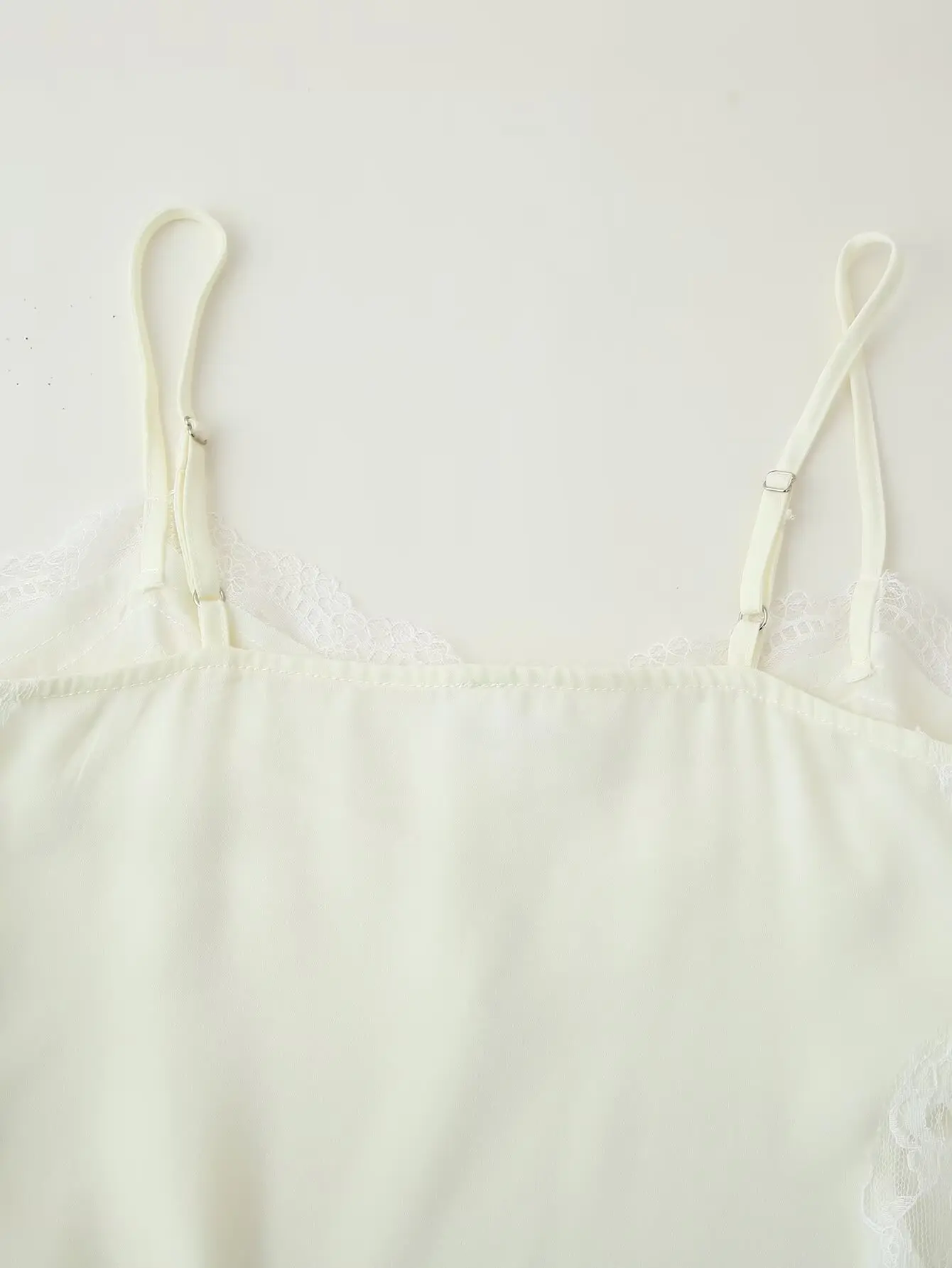 2025年新作レースランジェリースタイルトップ、レース刺繍入りストラップレストップ、レースランジェリー風トップ、ファッショナブルなレディースパーティ＆ナイトクラブトップ