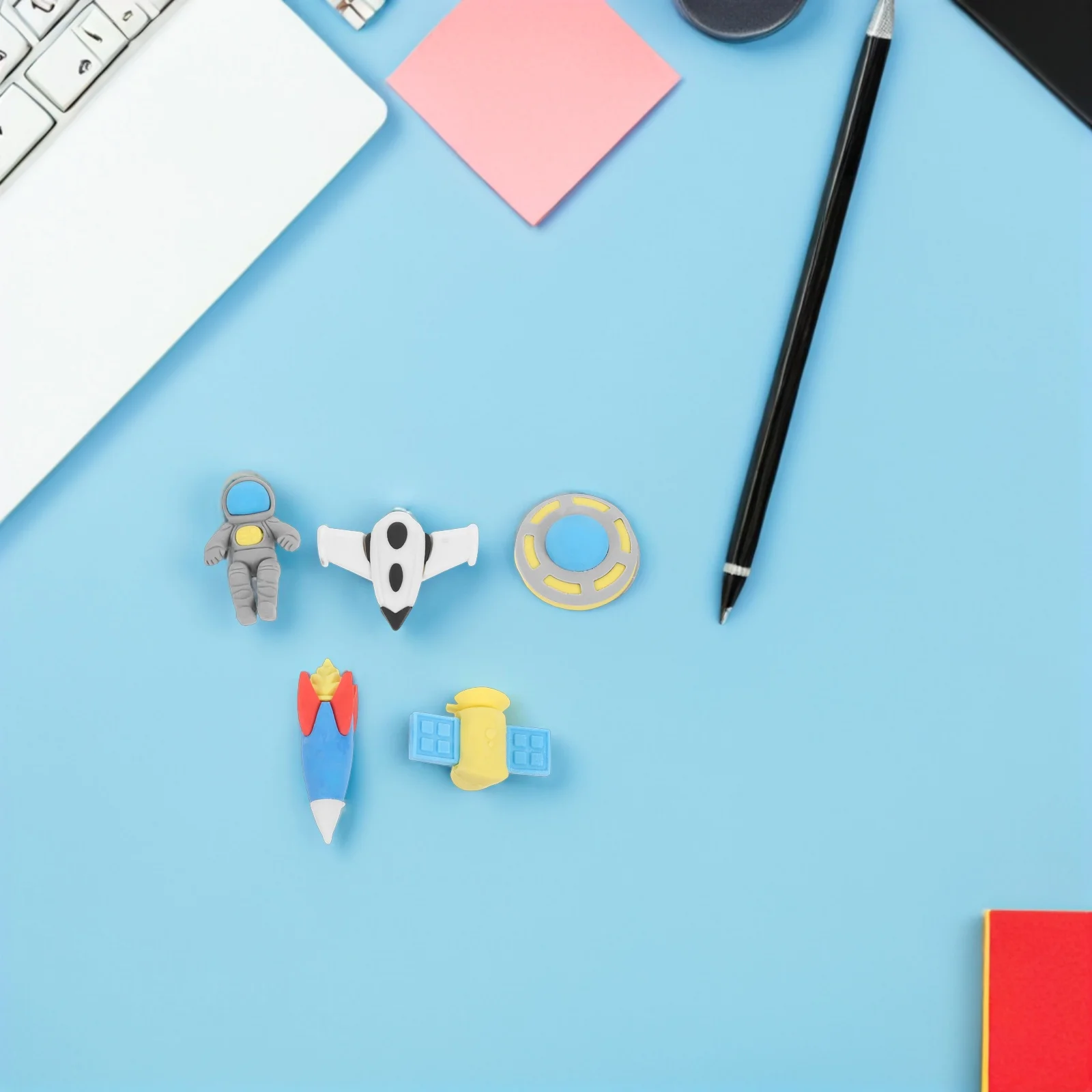 50 قطعة محايات تحت عنوان الفضاء السائبة الكرتون رواد الفضاء الصواريخ الأقمار الصناعية الإبداعية أدوات التعلم آمنة مادة Tpr لا بقايا