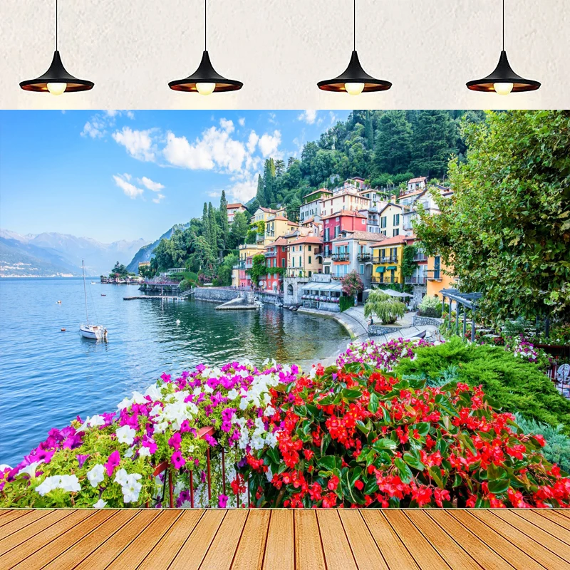 Fondo fotográfico de la ciudad de Varenna, Italia, paisaje del lago Como, barcos de crucero en el mar azul, montañas, ciudad costera, póster de pared