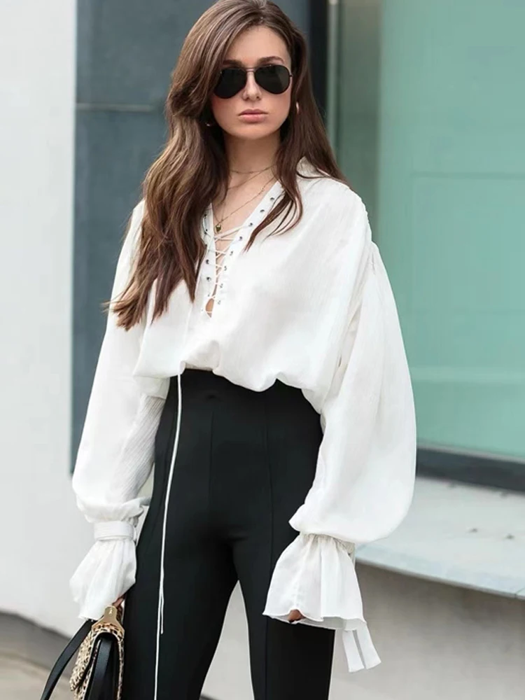 

White Long Sleeve V-Neck Bell Sleeve Shirt 2025 New Style Slimming Design Sense Tie Waist Top Street Style Loose Fit Pure Color