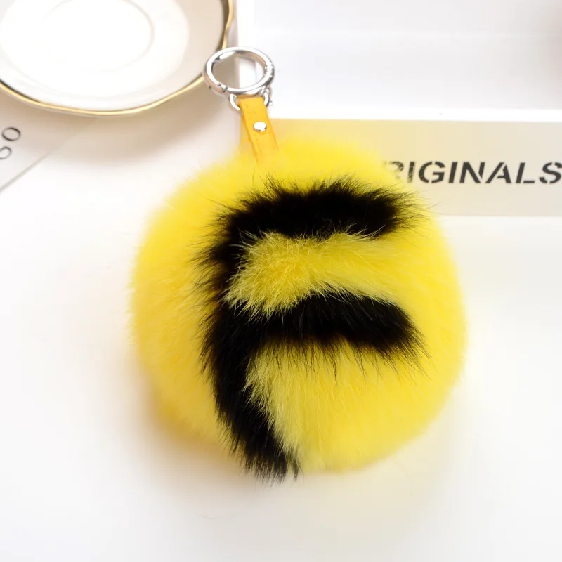 Luxury Designer Fluffy 26 Letter Initial Pom Pom Keychains Handmade Nautral Fox Fur Ball Key Chains Bag Charm Alphabet Pompoms