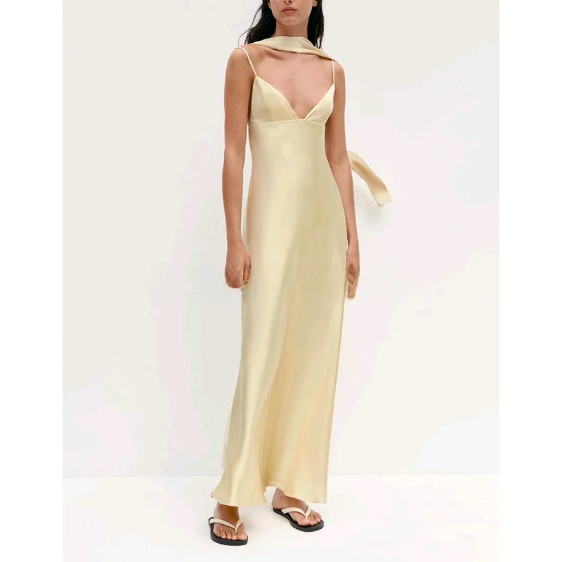 エレガントなハイウエストシルクサテンロングドレス、夏のレディースファッション、バックレスデザイン、蝶結び付き薄手スカーフ、Vネックノースリーブ