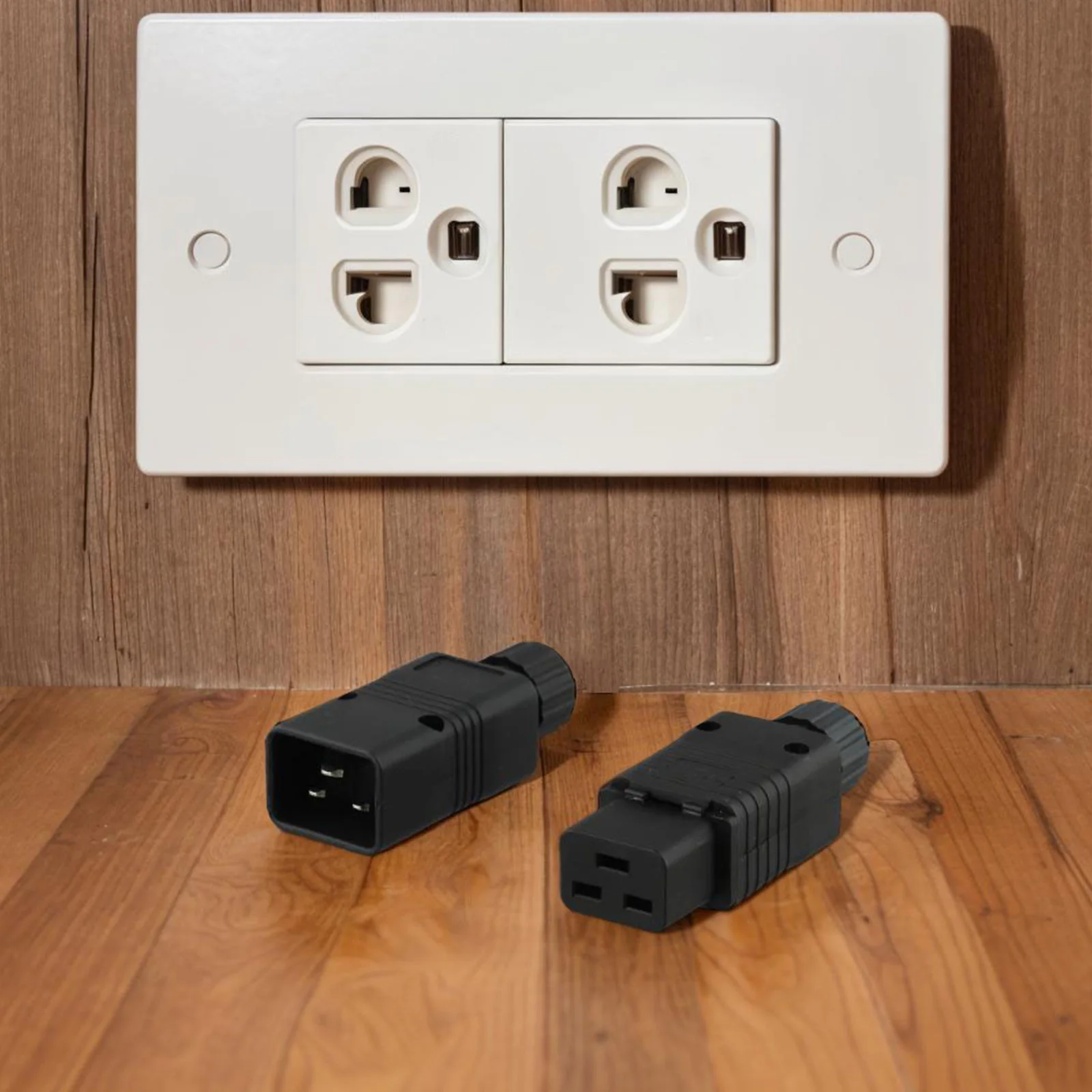 

Надежный разъем IEC320 C19–C20 для оборудования высокого напряжения. Совместимость с номинальным током 16 А с регулировками безопасности IEC.